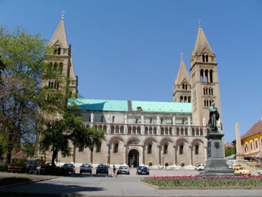 Nem bontják le a sétatéri színpadot – Kezdődnek a pécsi katolikus ünnepségek