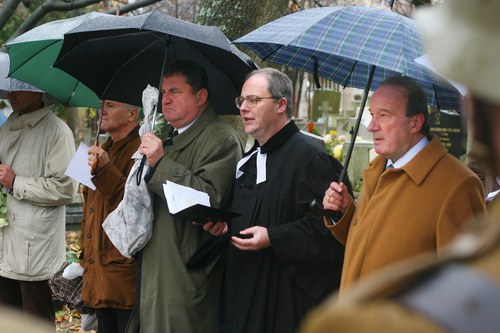 Dr. Galli István ügyvéd-tanár testvérünk felvetése alapján minden év november 26-hoz közeli szombaton megemlékezést tartanak Jány Gusztáv sírjánál – 2009-es felvétel